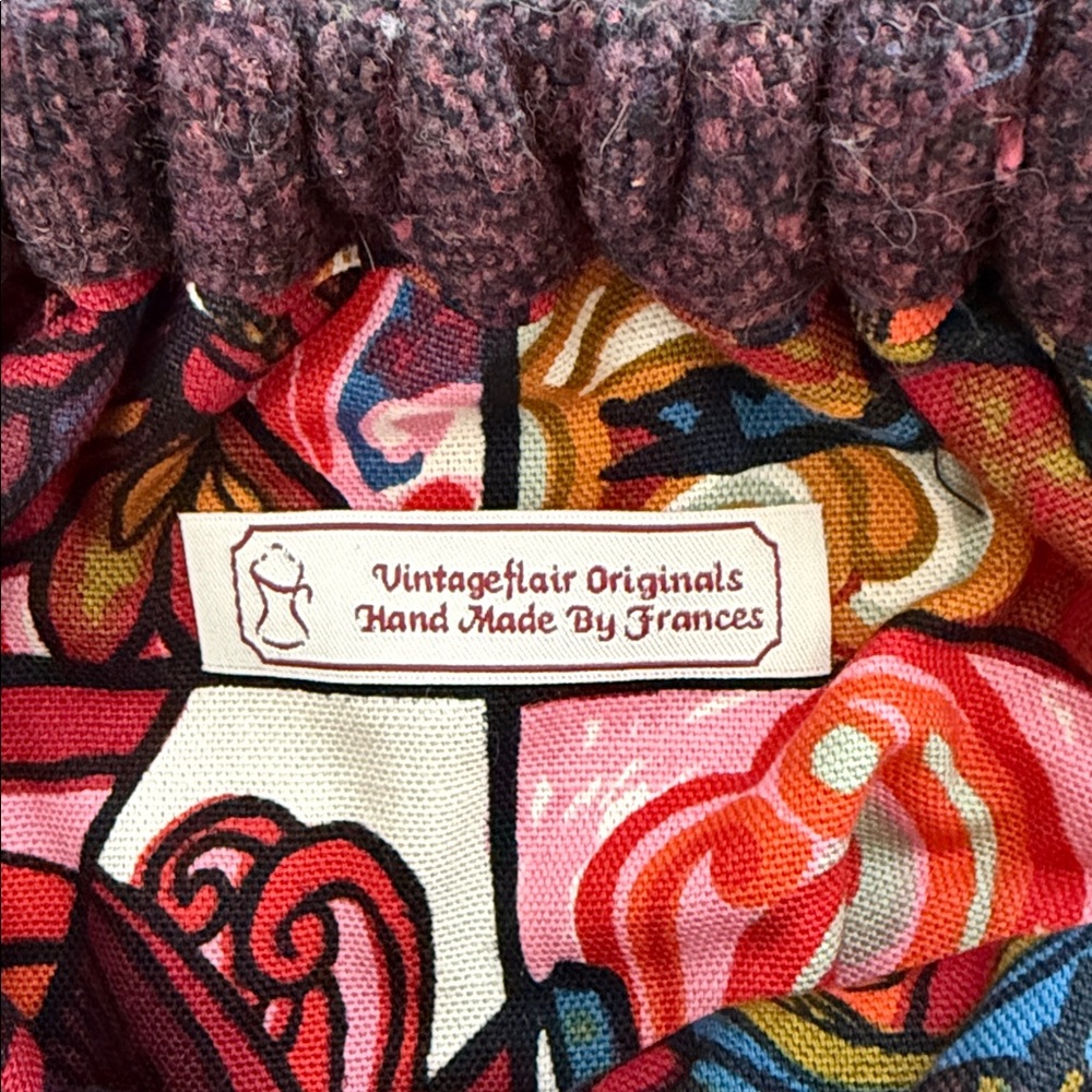 Vintage-Inspired Burgundy Tweed Clutch - Picture 4 of 6